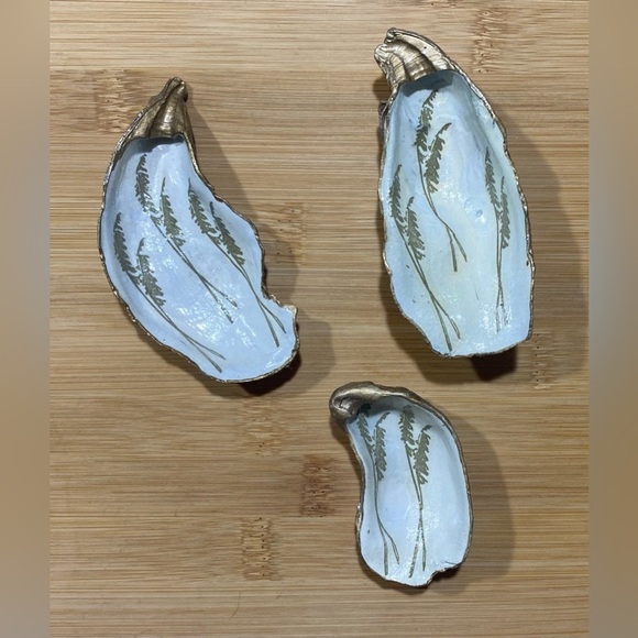 Carolina Creations Other - Trinket/Jewelry Dishes Oyster Shells Set of 3 White W/Gold Sweetgrass Handmade